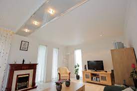 Ich wohne in einem neunstöckigen haus, das am stadtrand, etwa eine halbe stunde fahrt vom zentrum liegt. Pin Auf Wohnzimmer Decken