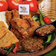 Ayam geprek disandingkan dengan lalapan sayur dan sambal yang pedas. Sambal Geprek Padu Beb By Nasi Kukus Boss Shopee Malaysia