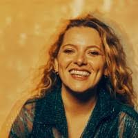 Kristen Estes's Instagram, Twitter & Facebook