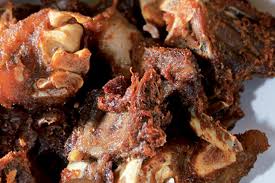 Panaskan minyak masak kemudian tumiskan bahan yang dikisar, serbuk kari, dan serbuk kurma sehingga pecah minyak. Rusuk Kambing Goreng Lagenda Press