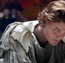 Fetch your feathery shirts", sagt Durin in Season 1 von RINGE DER MACHT zu  Elrond. Er bezieht sich damit auf die Darstellung von Flügeln an Elronds  rechter Schulter, ein Motiv, das sogar