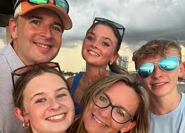 Hi I'm Ella! I'm from Lexington Kentucky but grew up in Southeastern Ky for  most of my life. I'm not 100% committed to UK but it is my top choice. My  major