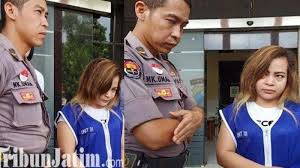 Rudi yusuf, mohon maaf bantu pak ustad, di bank syariah setau sya ada akad murabaha yg artinya jual beli, barang bangunan bapak di belikan oleh bank, dan dijual secara kredit kepada bapak rudi, dgn kesepakatan awal berupa jangka waktu dan harga kredit barang tsb. Wanita Ini Sembunyikan Sabu Di Lubang Kemaluan Dan Lubang Dubur Demi Bayaran Rp 15 Juta Serambi Indonesia