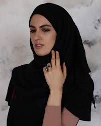 Simak yuk, gaya hijab black pink ala selebgram yang bisa kamu coba! 5 Alasan Wanita Berjilbab Lebih Suka Pakai Hijab Hitam