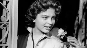 beauty trend rosenwasser so wirkt es fur schone haut und haare rosen wasser rosenwasser haut und haar