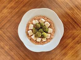 Servono davvero pochi minuti per cucinarlo, rispetto al cous cous normale viene cotto in acqua bollente con un po' di salsa di pomodoro alla paprika. Cous Cous Al Pomodoro Nasello E Broccoli Suona Buono