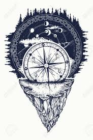 Un tatouage rose des vents peut être thématiquement lié à plusieurs citations concernant le voyage, la recherche de soi, l'esprit explorateur, l'élan d'atteindre ses objectifs etc. Boussole En Style De Boho De Tatouage De Foret De Nuit Conception De T Shirt Boussole Antique De Montagne Et Art De Tatouage Rose De Vent Aventure Voyage Plein Air Symbole Tatouage Pour