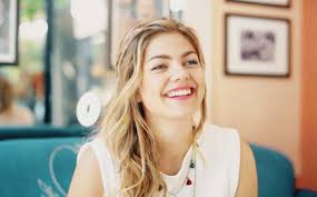 couplet 2 même la poussière chambre douze elle sent l'amour, elle sent la loose tout était clair, rien n'était sûr il parlait vrai, il parlait dur a la fenêtre les. Louane News Songbesprechung Track By Track Louane Stellt Ihr Debut Album Chambre 12 Vor