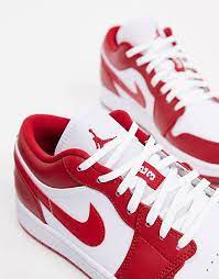 Les jordan 1 low, mid ou high, les jordan 4 ou encore les jordan 11 sont devenus des modèles emblématiques dans le monde des sneakers et les petits comme les grands en sont tous fans ! Nike Air Jordan 1 Niedrige Sneaker In Weiss Rot Asos