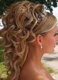 Votre journée de mariage est l`occasion idéale pour une coiffure classique belle et féminine, ce qui signifie que les boucles sont un look idéal. Coiffure Mariage Cheveux Mi Longs Chignon Coiffure De Mariage Chignon Coiffure Mariee Coiffure Mariage