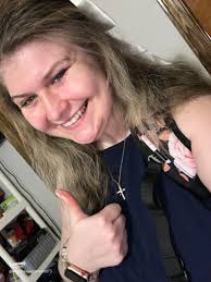 Choosing Between Glasses and Contact Lenses: What's Right for You?