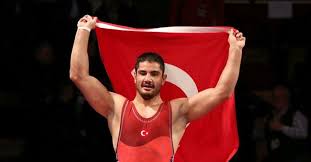 Antrenman sırasında sol omzunun üzerine düşen ve köprücük kemiğinin çıkması sonucunda bağları kopan son olimpiyat şampiyonu. Milli Guresci Taha Akgul Avrupa Gures Tarihine Gecti Takvim