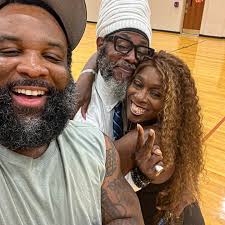 ☀️ 👉🏾I'm never too big. I'm never too important to fly back to Akron,  Ohio where it all started for me. Akron and New York City are where I got  my start.