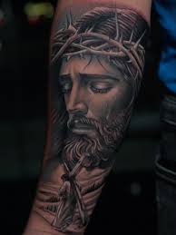 Pasaje de tres cruces con el rostro de Jesús #tattooink #tattoodesign  #dinamicink #rostro #jesuscristo #cruces #táriba #tachira #venezuela  #legendstattoo @thay.morales @cohen_ink @legendstattoostudio