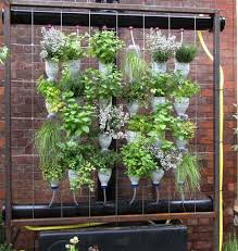 Diy Ideen Fur Den Garten Ein Vertikaler Blumentopf In 2020 Vertikaler Krautergarten Hangender Garten Wiederverwertete Plastikflaschen