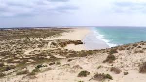 Schöne aussicht. der pico santo antonio erhebt sich am horizont als erodierter vulkan. Aerial View Of Praia De Curalinho Beach In Boa Vista Cape Verde Cabo Verde Stock Video C Sam741002 110121378