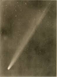 El cometa halley es un cometa grande brillante y que se encuentra en la nube oort de periodo corto fácil de ser visible a simple vista desde el planeta tierra y forma parte del sistema solar. Pin Von Carmeloporto Auf Cometa Halley