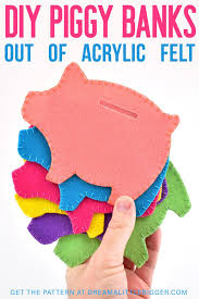 Felt Piggy Banks Tutorial In 2020 Sewing Projects For Kids Piggy Bank Diy Piggy Bank