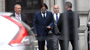 In this video, actor johnny depp is seen departing the uk high court as he faced his estranged ex wife amber heard in court. Johnny Depp Gesteht Er Hat Tochter Lily Rose Mit 13 Marihuana Gegeben Gala De
