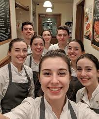 Se non ti dà fastidio che siamo camerieri, puoi salutarci!"☺️