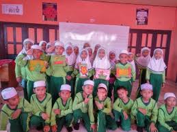 Berdasarkan sifat bahannya, karya kerajinan dapat dibedakan menjadi tiga jenis sebagi berikut : Tingkatkan Kreatifitas Siswa Buat Kerajinan Dari Bubur Kertas