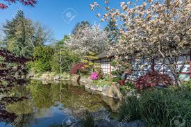 Avec ses pierres, son bassin et ses bambous, le jardin japonais est le coin zen à adopter dans son extérieur ! Jardin Japonais Sur L Ile De Versailles A Nantes France Banque D Images Et Photos Libres De Droits Image 75936491