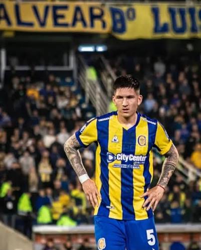 ???????? Franco Ibarra, unas de las figuras de ayer, junto a Alejo Véliz. El 5 de Rosario Central estuvo muy bien en la marca y muy claro con la pelota en los