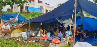 Warga mengamati gedung kantor gubernur sulawesi barat yang rusak akibat gempa bumi, di mamuju, sulawesi barat, jumat (15/1/2021). Peduli Gempa Bumi Sulawesi Barat Tim Ct Arsa Foundation Bergerak Ke Lokasi Bencana