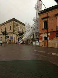 Jun 12, 2021 · maltempo nel salento, dopo acquazzone crolla deposito attrezzi a salve. Maltempo In Salento Crollano Le Luminarie Br A Lecce Danni Alla Facciata Di Un Albergo La Repubblica