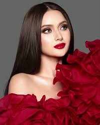 Ahtisa Manalo's effortless runway look