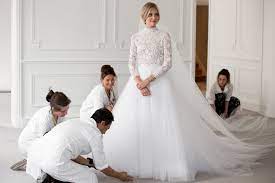 Als modebloggerin, stylistin und modeliebhaberin kann ihr hochzeitskleid nur wunderbar sein. The Blonde Salad S Chiara Ferragni Is Married Go Inside Her Final Wedding Dress Fitting At Dior Vogue