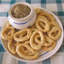 Formate un panetto omogeneo, poi tagliate a pezzi e rendetelo sottile con la macchina per la pasta. Taralli Santamaria Con Semi Di Finocchietto Artigianali Puglia