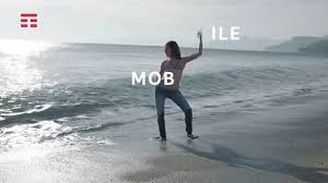 Con il mio aiuto, ti prometto che riuscirai a trovare titolo canzone dal testo in men che non si dica! La Canzone Della Pubblicita Tim Fibra Video Testo E Traduzione Ziomuro Reloaded