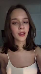 Gracie Abrams Hair Cut Round Face