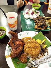 Menerusi status terbaru yang dimuatnaik oleh pemilik produk kecantikan dan kesihatan d'herbs, dato' aliff syukri kamarzaman atau lebih popular dengan panggilan 'abang terlajak ‎laris' dilihat sedang meluangkan masa makan bersama isterinya, datin nur shahida. Pakej Percutian Romah Makan Terlajak Laris Restoran Baru Facebook