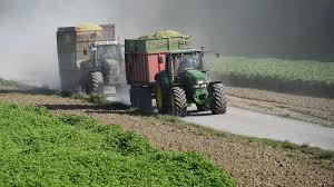Die straßenbahn muss mich vorher abbiegen lassen. Achtung Traktor Runter Vom Gas