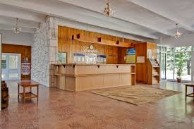 Situat in centrul statiunii, la 1 km de gara mangalia, hotelul se afla la 20 m de plaja, aproape de aqua park balada si cleopatra. Hotel Prahova Saturn Romania