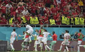 Aunque suiza no renunciaba ni mucho menos al ataque y lo intentaba, como con un lanzamiento alto de shaqiri, francia fue ganando terreno y se erigió en dominadora. Hvammndkfo2lrm