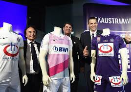 Die wiener austria stellte am mittwoch die neuen trikots für die kommende saison vor, und verabschiedet sich dabei vom orangen. Neue Trikots Und Neues Stadion Fur Austria Wien Orf At