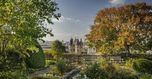 Porté par l'université d'angers depuis quatre ans maintenant, le festival international du tourisme a invité étudiant∙e∙s, enseignant∙e∙s et professionnel∙le∙s du secteur touristique à échanger et analyser. Wander Around Castles Destination Angers Tourist Office