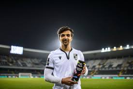 O médio tem estado no epicentro do que pode ser já considerada uma novela de verão, ainda que esta tenha já, pelo menos. Portugoal Figure Of The Week Rochinha Rocket Sets Up Vitoria Victory