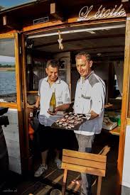 Les téléspectateurs partent à la rencontre d'artisans locaux qui perpétuent des traditions aussi diverses que le boudin, le filet perlé ou les girouettes ! Denis Retiveau Sur France 5 Les 100 Lieux Qu Il Faut Voir Domaine Des Champs Fleuris