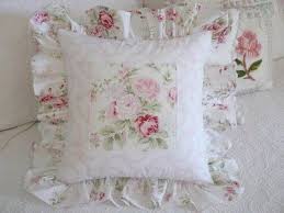Esprit shabby chic pour cette jolie housse de coussin en linge ancien, brodée d'un monogramme médaillon sur toile coutil. Taie D Oreiller Shabby Chic Simplythinkshabby