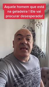 Mulher Na Geladeira E Homem Atrás