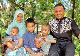 Ayat yang lengkap biasanya dikutip dengan kontroversi, 'telah ada bagi kalian contoh terbaik pada. Demi Perlindungan Anak Anak Imam Muda Asyraf Kongsi Doa Sunnah Dari Nabi Ibrahim As Moga Beri Manfaat Media Hiburan