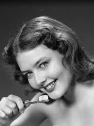 5 Astuces Simples Et Efficaces Pour Avoir Les Dents Blanches Avoir Les Dents Blanches Blanchir Les Dents Medecine Dentaire