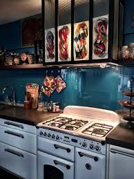 Hummmm Des Envies De Petits Plats Dans Une Cuisine Bleu Canard L Astuce Deco Ici C Est La Cr Credence Cuisine Cuisine Appartement Cuisine Bleu Canard