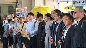 戴耀廷涉違選例廉署落案控四罪 2016年「雷動計劃」登廣告招致選舉開支3被告周五提堂 因2014年違法「佔中」判監16個 月、正服刑的港大法律系前副教授戴 耀廷，繼早前「35＋初選」涉嫌違反 香港國安法後，又因在2016年立法會 換屆選舉中為推行「雷動計劃」，謀 é¦™æ¸¯å ä¸­ä¹å­å…¨éƒ¨ç½ªæˆåˆ'æœŸæœ€é«˜16ä¸ªæœˆ å¾·å›½ä¹‹å£°æ¥è‡ªå¾·å›½ä»‹ç»å¾·å›½ Dw 09 04 2019