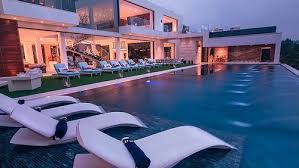 As Close To Heaven As You Can Be The 250 Million Dollar Mansion Tres Haute Diva In 2020 Mansions Mansions Luxury Expensive Houses