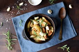 Hvitløk kinesisk mørk eddik kinesiske pannekaker kiwi kjeks kjeks/tynne knekkebrød kjøttbuljong kjøttdeig kjøttdeig av lam kjøttdeig av storfe kjøttdeig av svin kjøttkraft kjøttrester kjøttsaus klaret smør* klippfisk klyper sukker knekkebrød eller kjeks knust spisskummin knuste linfrø kokefaste poteter. Ovnsbakte Potetbater Med Hvitlok Og Rosmarin Mias Mat